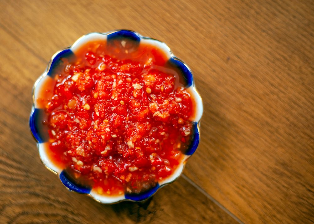 Сырая аджика, рецепт классический из помидоров – очень вкусный соус