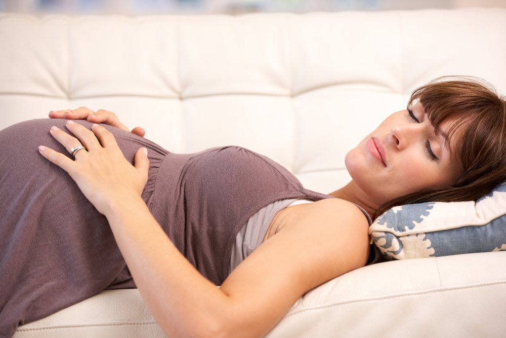 При беременности запрещен сон на спине, малыш может задохнуться