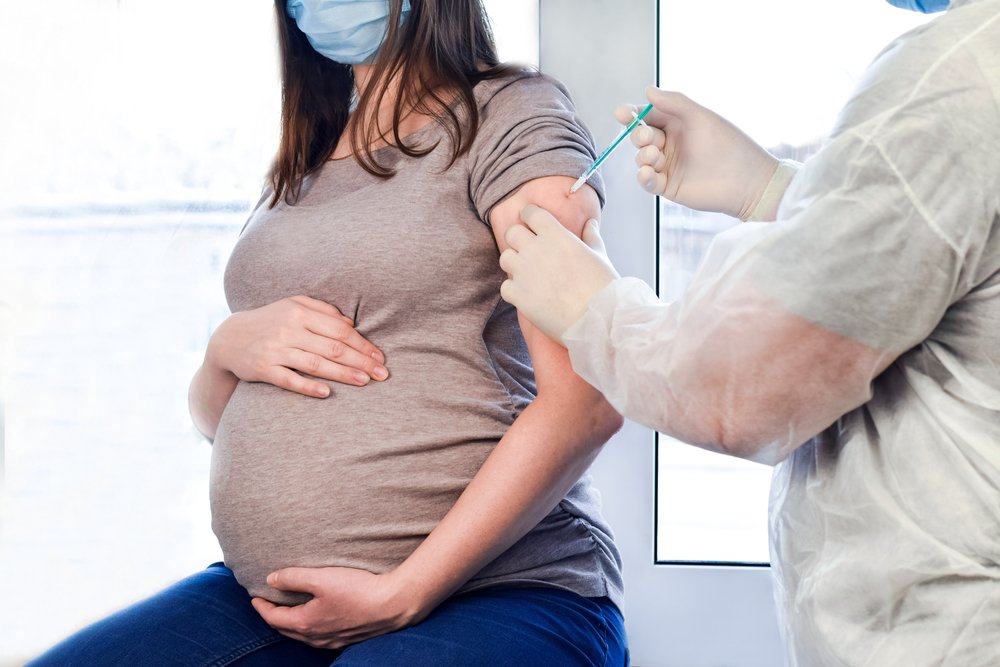 Стоит ли делать прививку от коронавируса во время беременности?