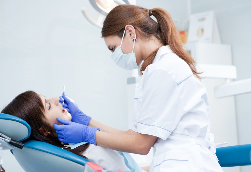 Лечение зубной боли: визит к стоматологу или лекарства?