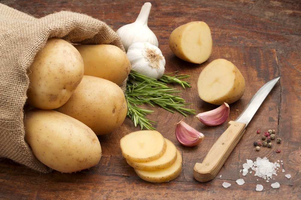 Почему нельзя включать в питание сырой картофель