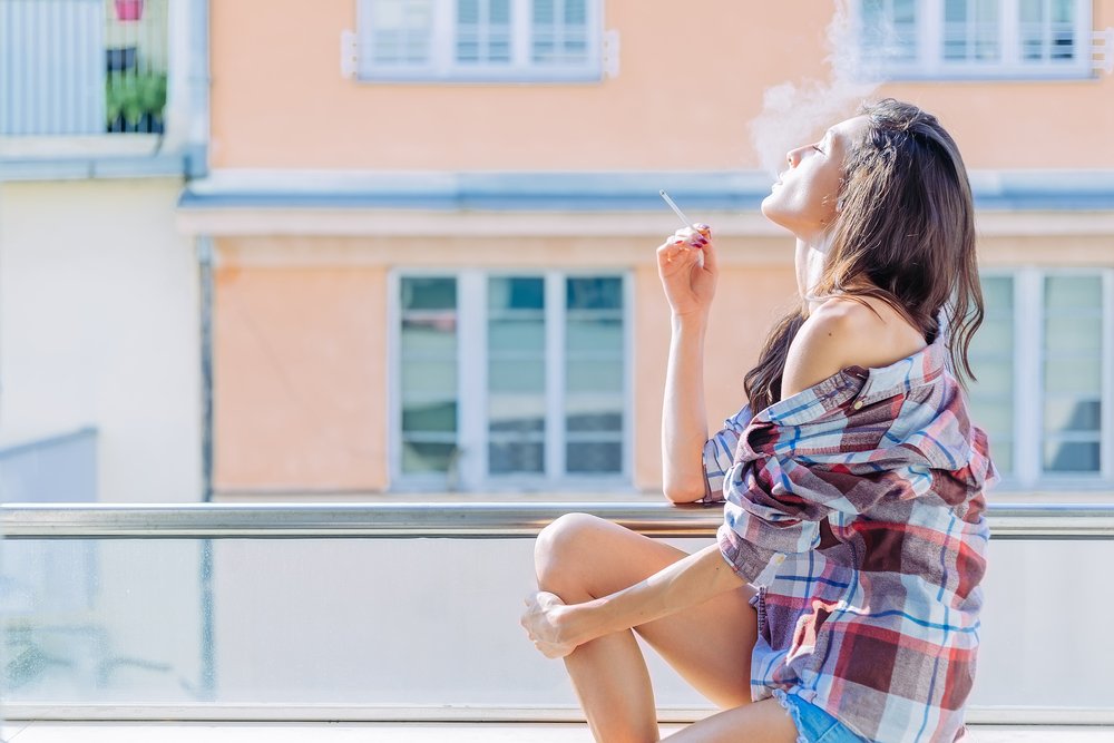Пьет поет курит. Курит на балконе. Девушка на балконе с сигаретой. Баба курит на балконе. Девочка курит на балконе.