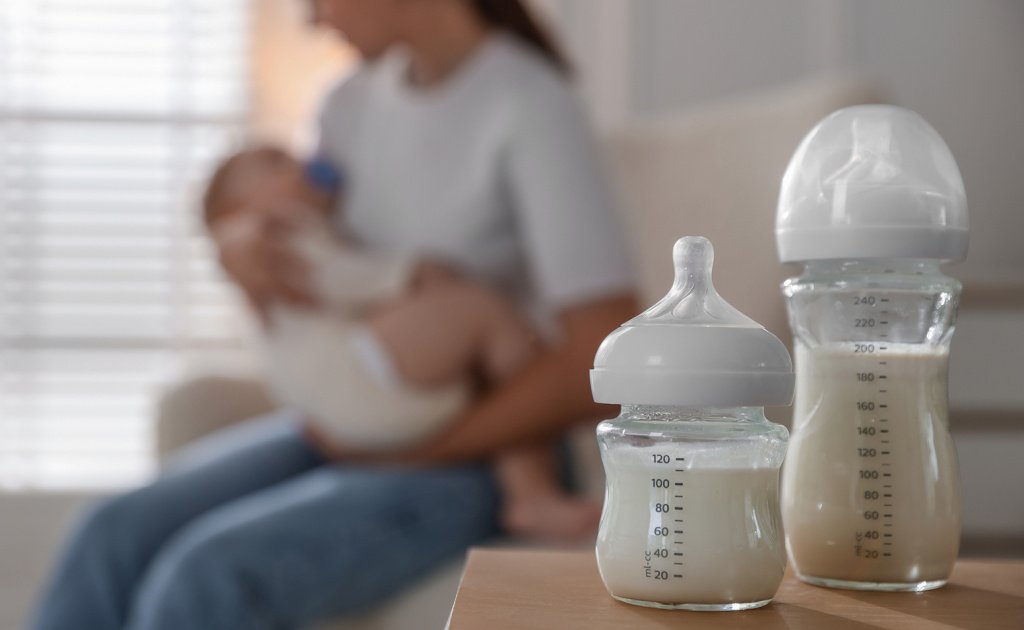 Когда лучше всего переводить ребёнка на кормление из бутылочки? Когда лучше всего переводить ребёнка на кормление из бутылочки?