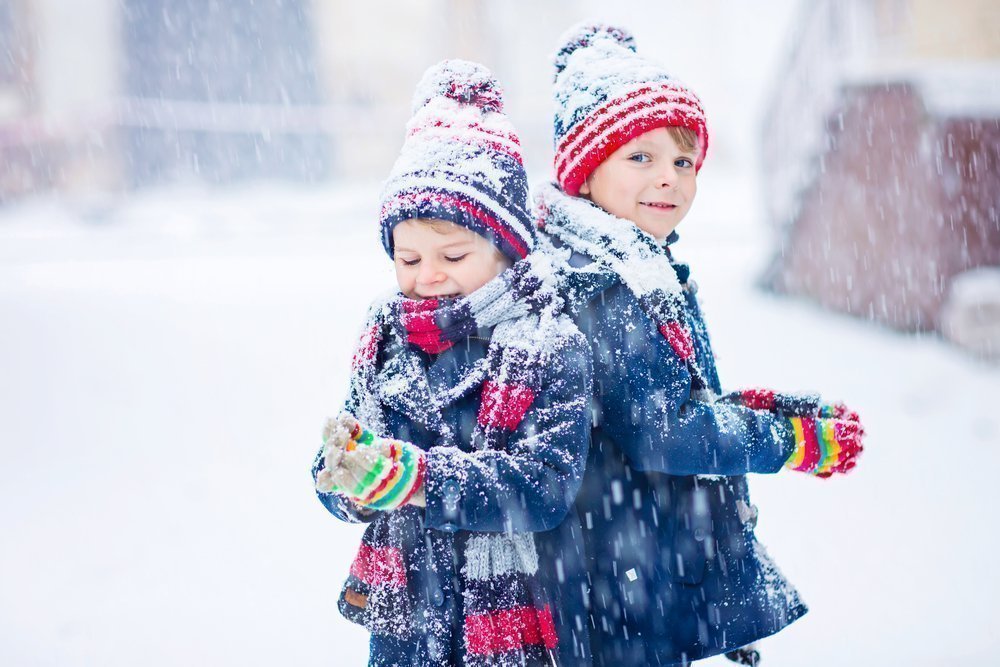 Веселая эстафета для детей: метание снежков