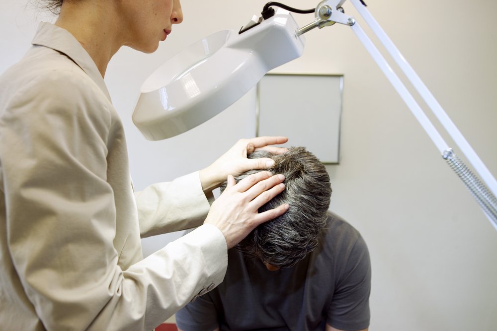 Как остановить выпадение волос: стоит записаться к врачу