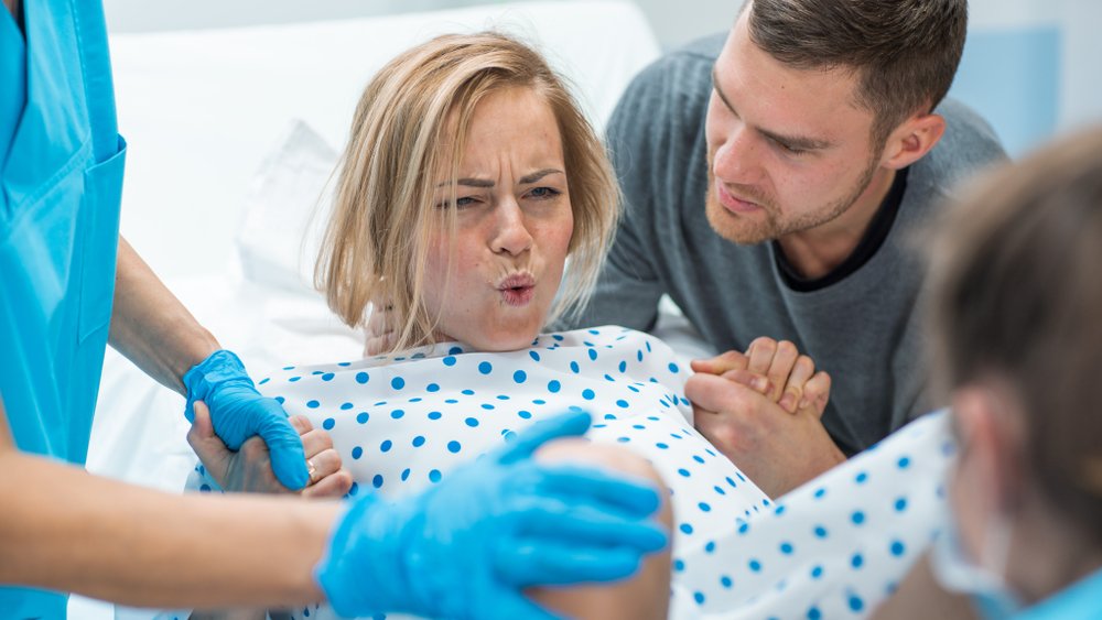 Нужно ли правильно контролировать дыхание и поведение беременной во время родов?