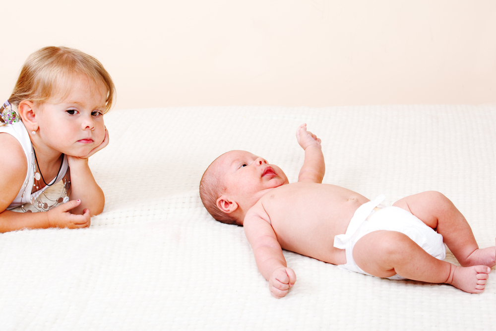 Старший ребёнок и новорожденный: виды детской ревности