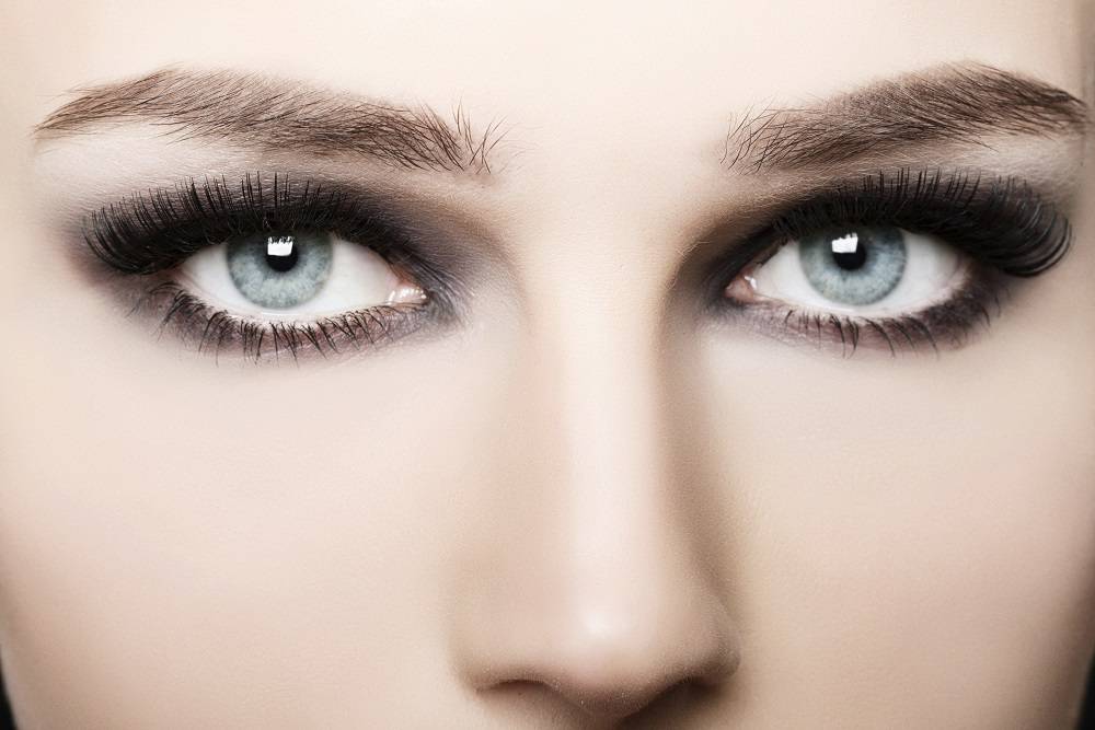 Tecnica degli occhi fumosi: classico trucco occhi da sera