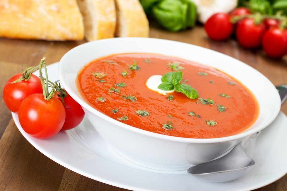 Рецепты блюд для всей семьи: томатный суп с фасолью и оливками