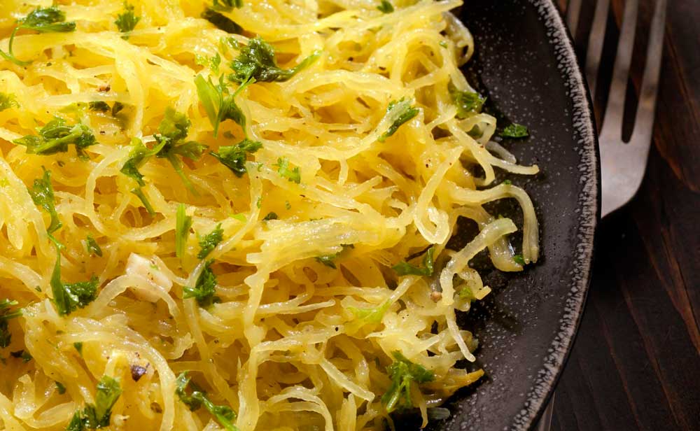 Спагетти с лимоном и оливками Источник: grazia.fr