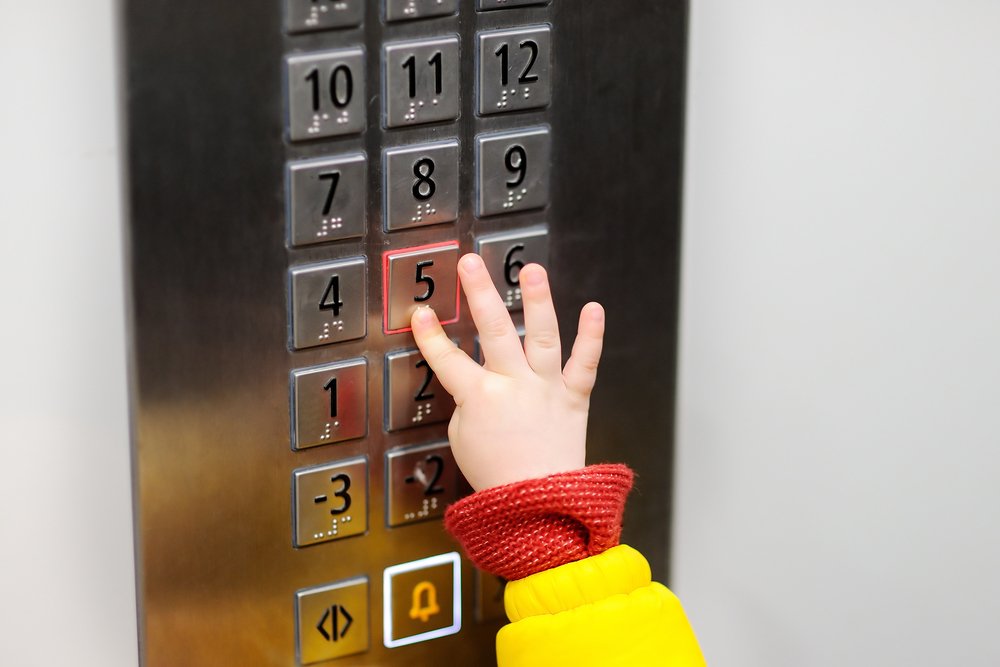 Лифт, подъезд и детские площадки: в чем опасность?