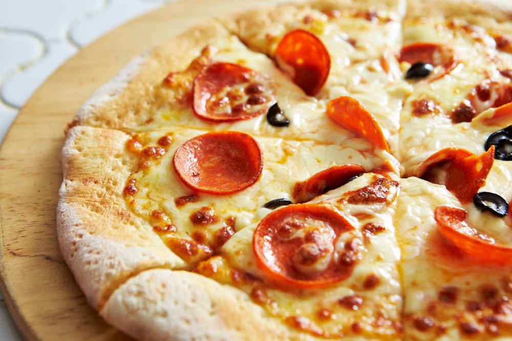 Как приготовить пиццу пепперони из готового теста?