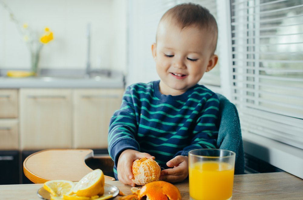 Кашель от мандаринов. Мандарины чистят стоя сынок. Можно ли в детском саду чистить мандарины на кухне для выдачи детям.