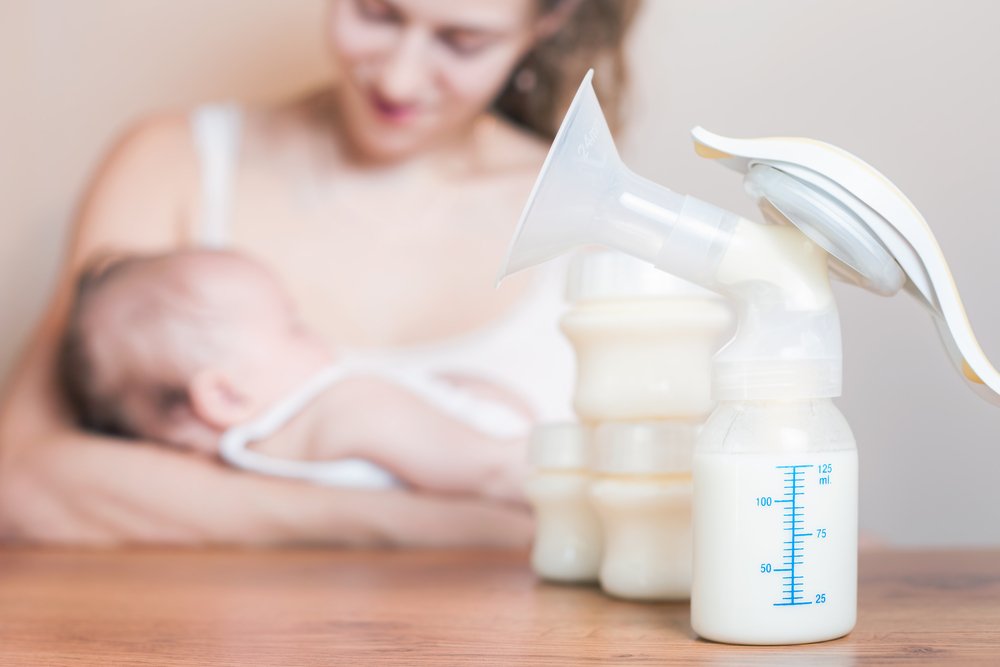 Как проводить сцеживание молокоотсосом или руками