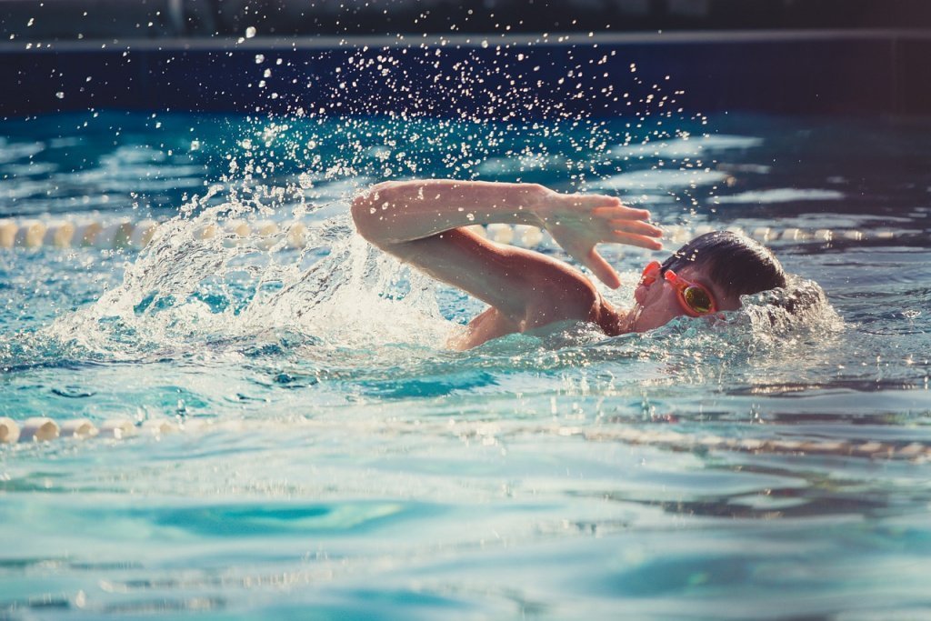 Физические упражнения в бассейне: польза тренировок