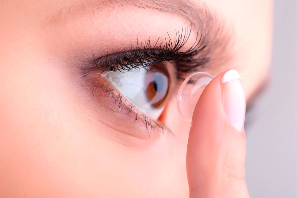 Как носить контактные линзы: правила и уход