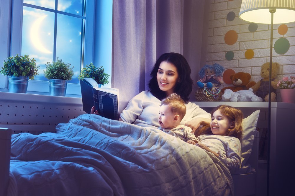 Почему родителям стоит читать детям сказки перед сном?