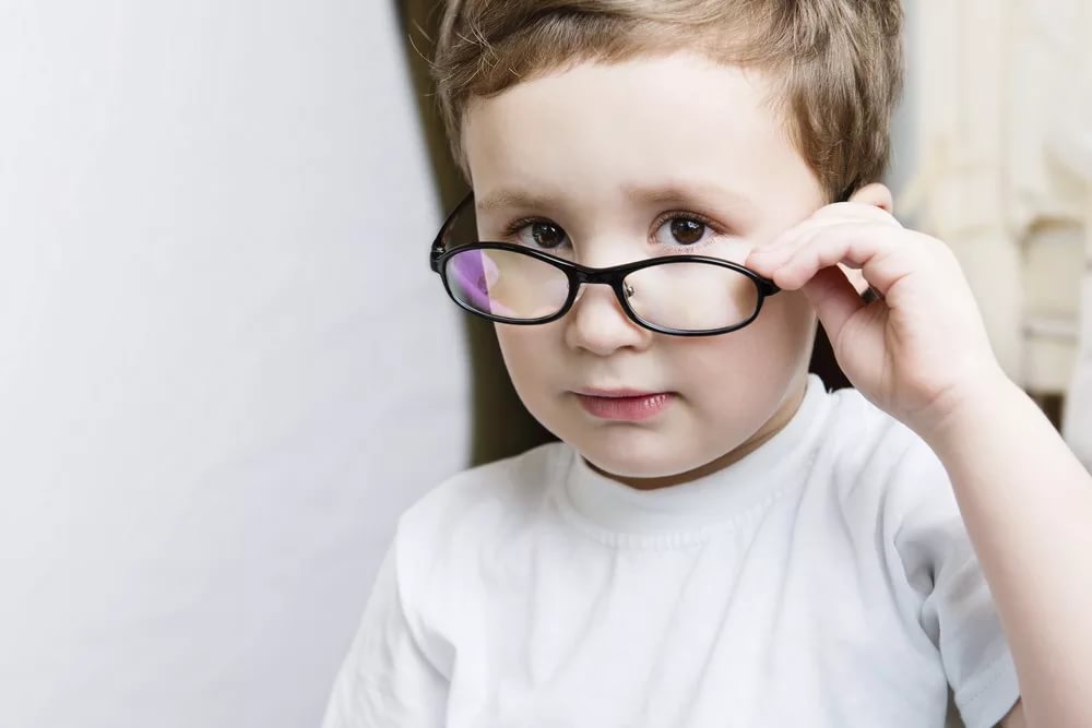 Чем же так плохи очки, если носить их уже в школе?