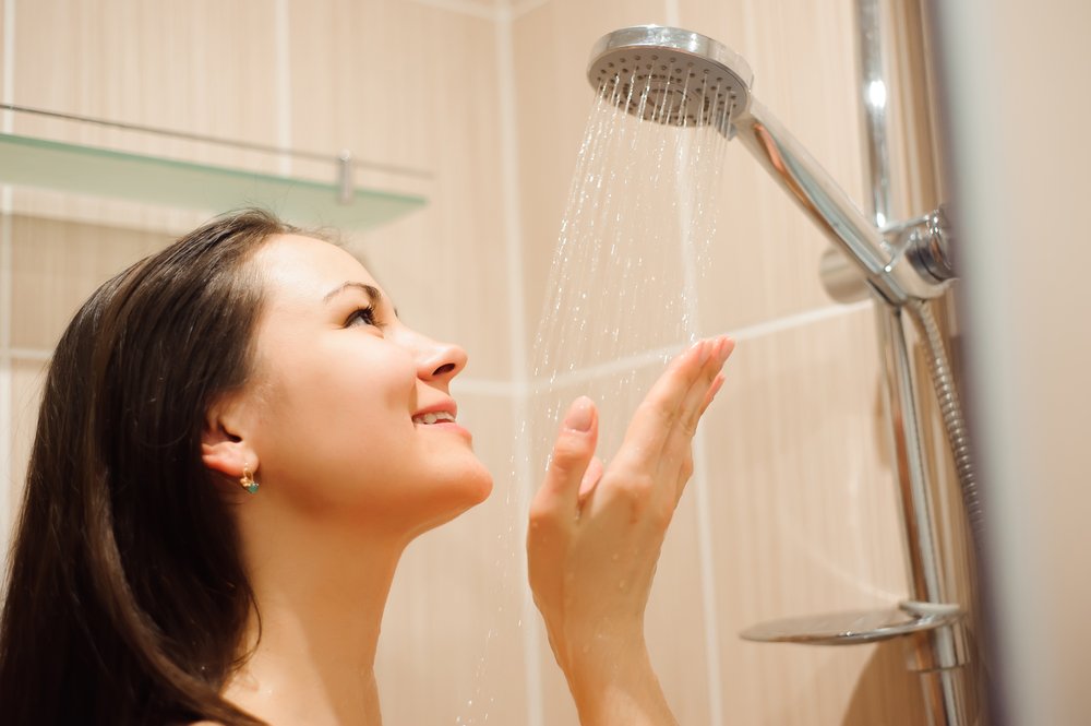 Девочка моется в душе. Гигиена женщины. Woman washes young guy in a shower. Под душем. Принятие душа.