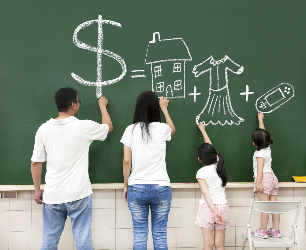 Как научить ребёнка правильно относиться к деньгам