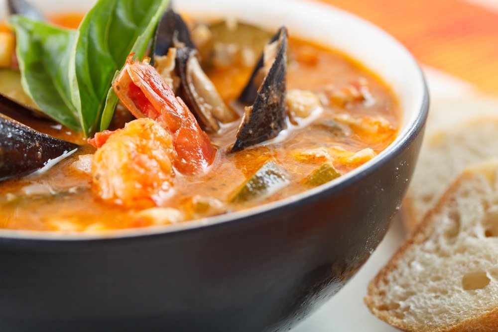 Блюда из морепродуктов: крабовый суп с грибами муэр