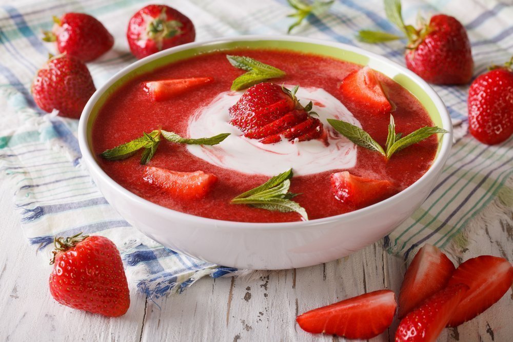 Холодный суп с ряженкой и ягодами