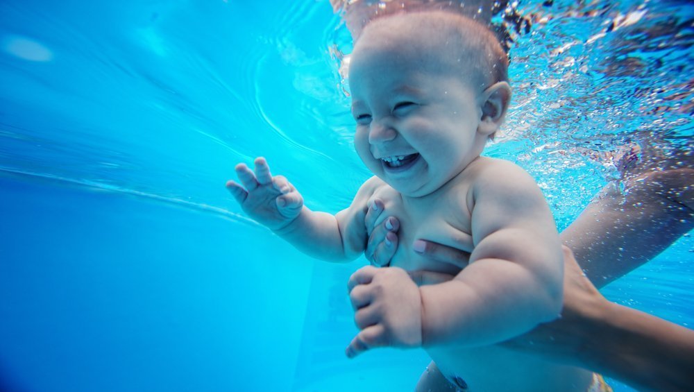 Польза плавания в бассейне или ванне для детей