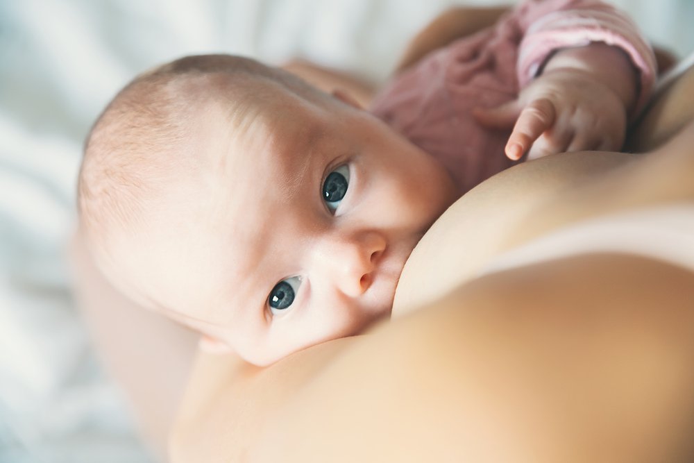 Почему надо будить младенцев для кормления?