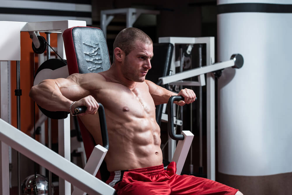 Эффективные упражнения для прокачки трапециевидной мышцы в фитнес-зале
