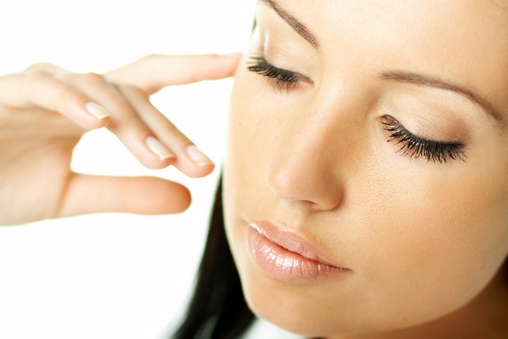 Как сохранить здоровье дермы вокруг глаз?