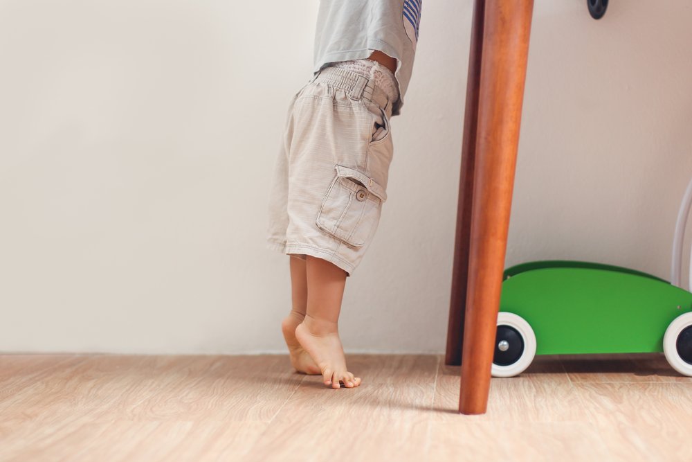 Ребенок ходит на носочках: 4 группы причин, лечение и что необходимо делать?