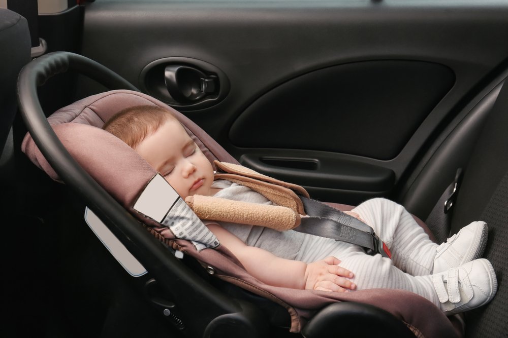 Оставлять ребёнка спать в машине, пока мама идет в магазин