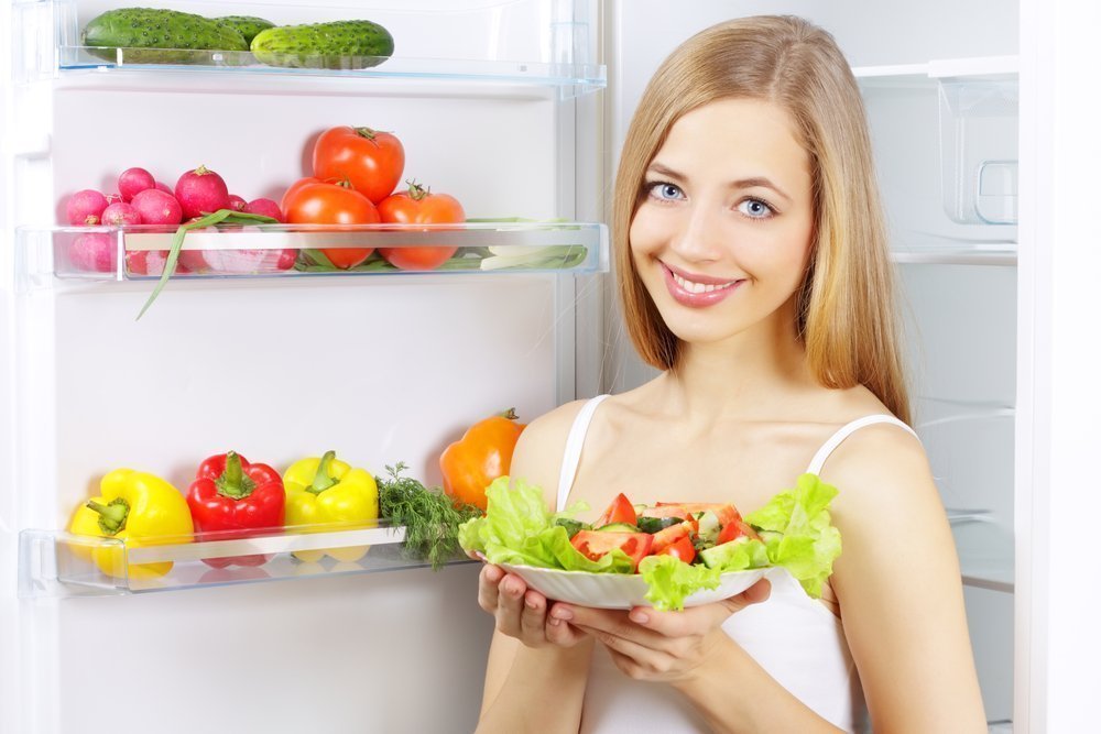 Только здоровая пища на полках домашнего холодильника