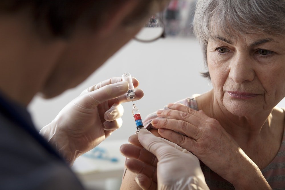 Помогут ли прививки пожилым людям?