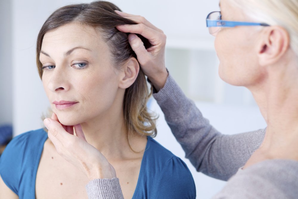 Как диагностируется и лечится псориаз на голове?