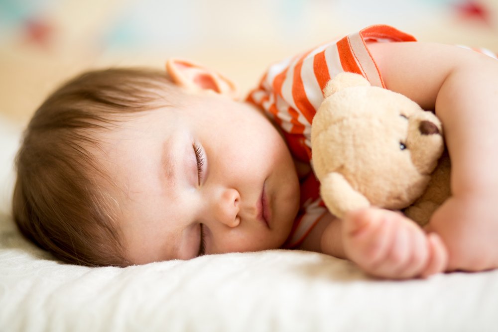 Ребенок сильно потеет во сне: причины и рекомендации