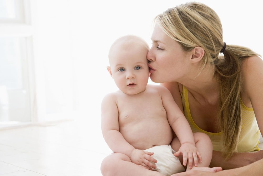 Отучаем малыша от постоянного контакта с мамой: советы родителям
