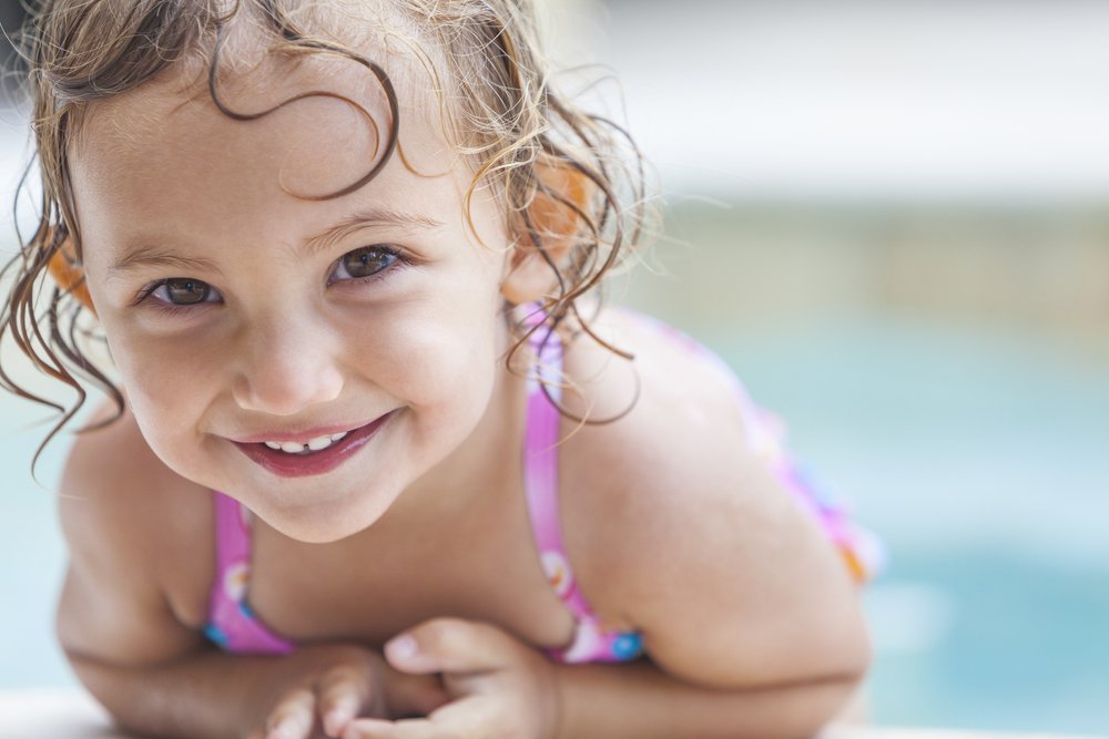 Когда и как учить ребёнка плавать в бассейне и в водоемах?