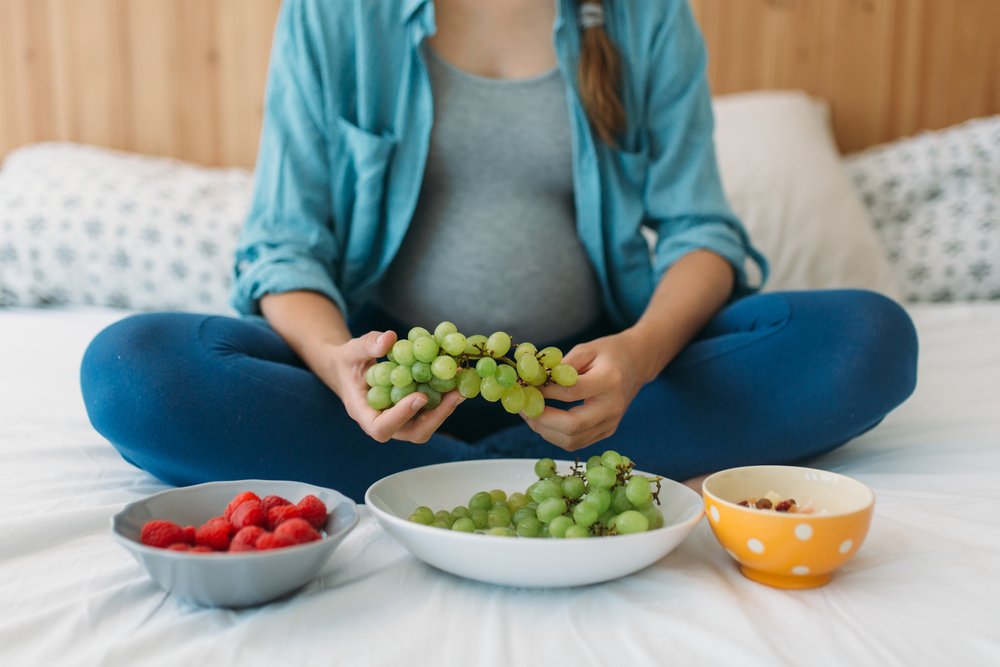 Виноград при беременности: польза и вред