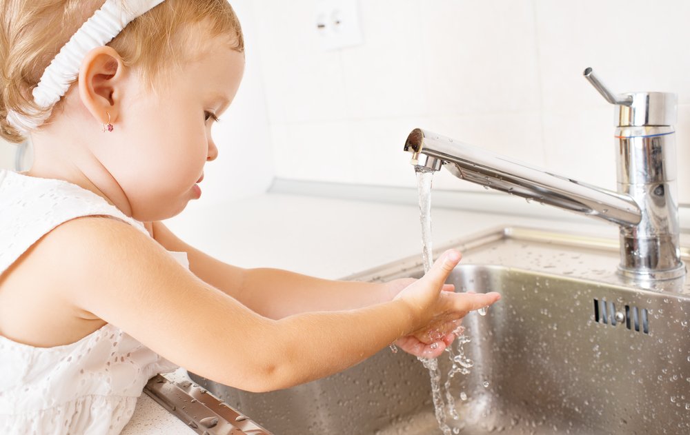 https://www.shutterstock.com/ru/image-photo/baby-girl-washes-her-hands-bathroom-209934184?src=y1iV_Crn1qc5KxO-UWUtag-1-40 shutterstock_209934184.jpg