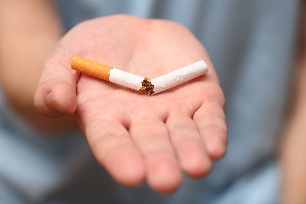 Курение — классическая вредная привычка, приводящая к появлению катаракты