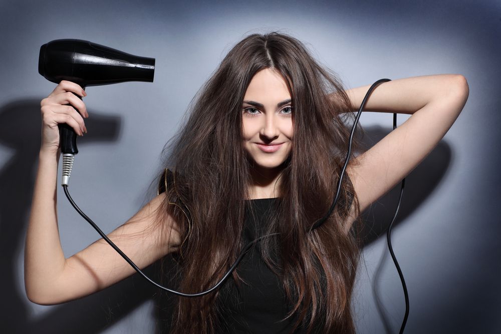 Как правильно держать фен при укладке волос