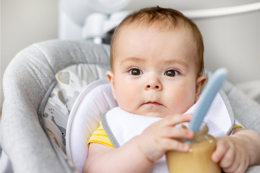 Что ест ребенок младше 8 месяцев?
