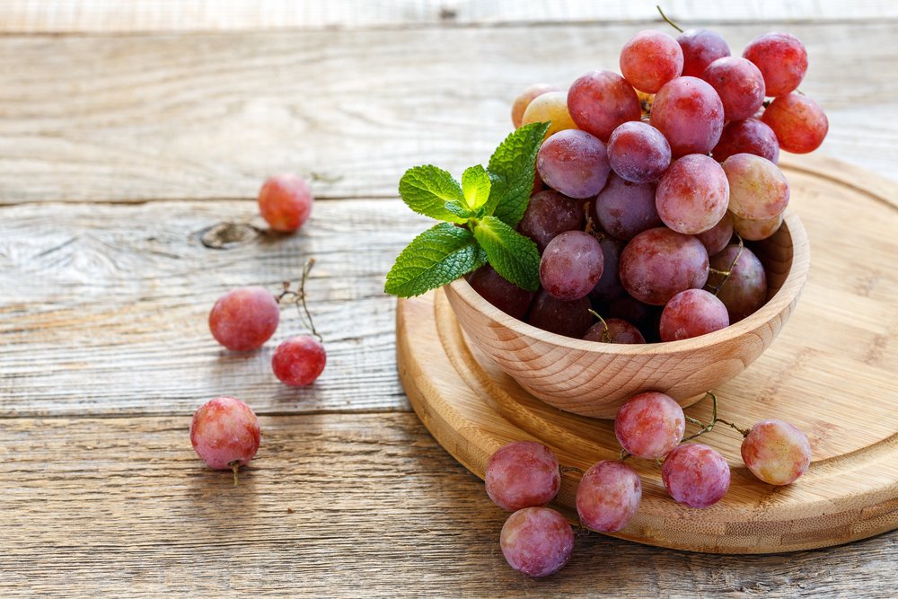 Когда введение винограда в рацион допустимо?