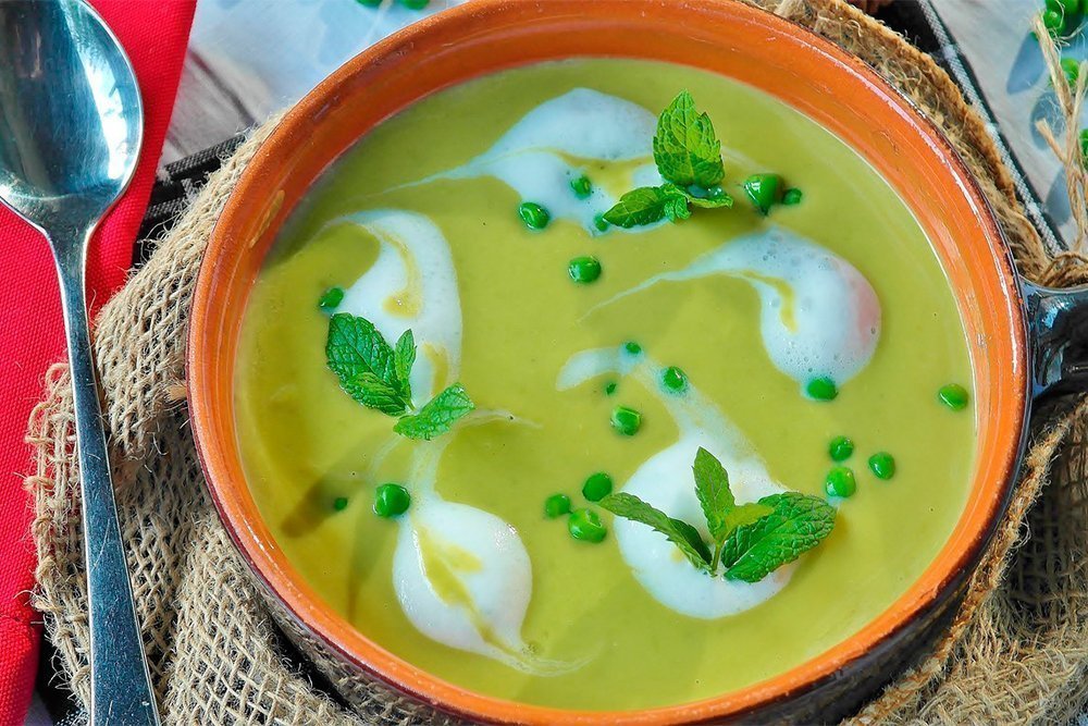 Для тех, кто на диете: холодный крем-суп из зеленого горошка