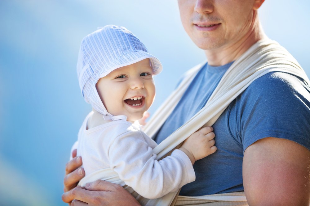Развитие малыша и его здоровье при ношении в слинге: советы врача