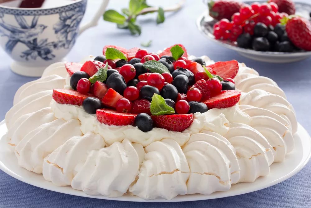 Десерт с безе и ягодами