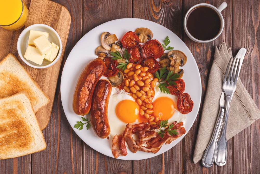 Английский завтрак: яичница, бекон, колбаски