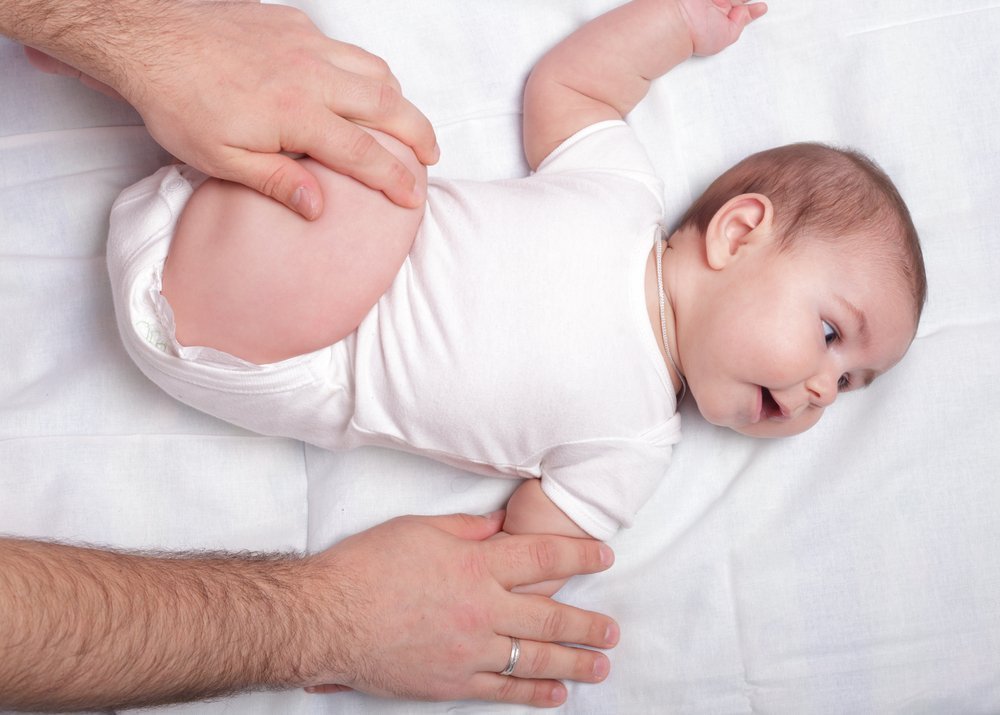 На что обращает внимание педиатр при осмотре тазобедренных суставов у малыша?