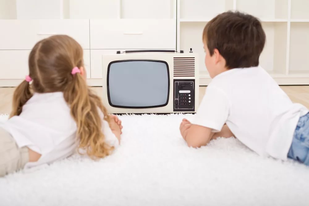 Как родителям ограничить общение с телевизором